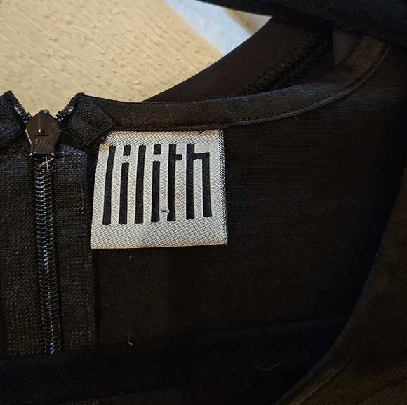 LILITH Paris Black Satin Tunic-style Sleeveless Zip-up Top sz Medium EUC - Picture 5 of 8